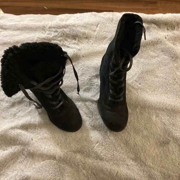 NWOT black suede lace up, fur lined ankle boot size 36 - Picture 1 of 6